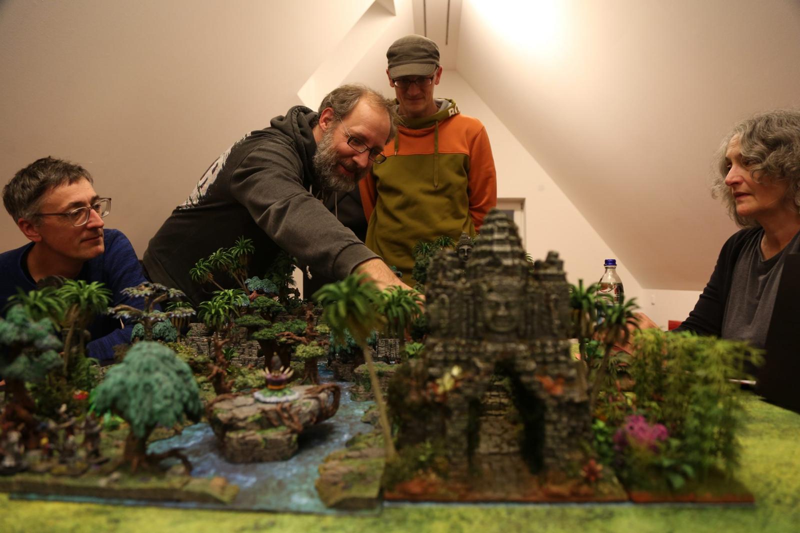 Vier Personen beim Rollenspielen